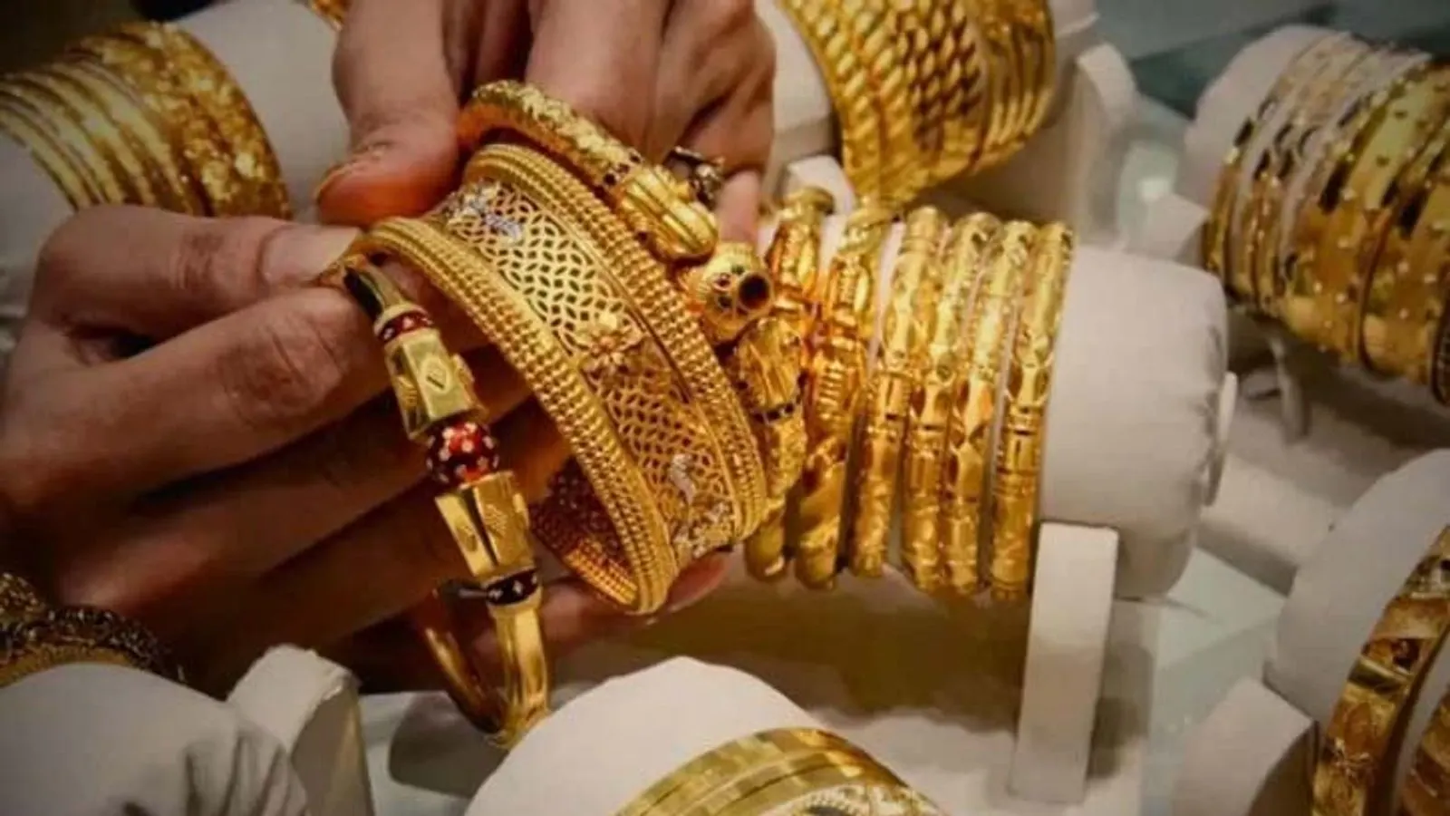 দেশের বাজারে স্বর্ণ ও রুপার দাম বাড়াল বাজুস