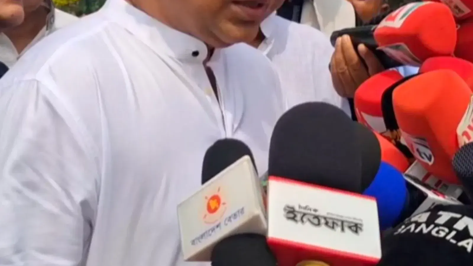 সাভারে শহীদদের প্রতি তথ্যমন্ত্রীর শ্রদ্ধা