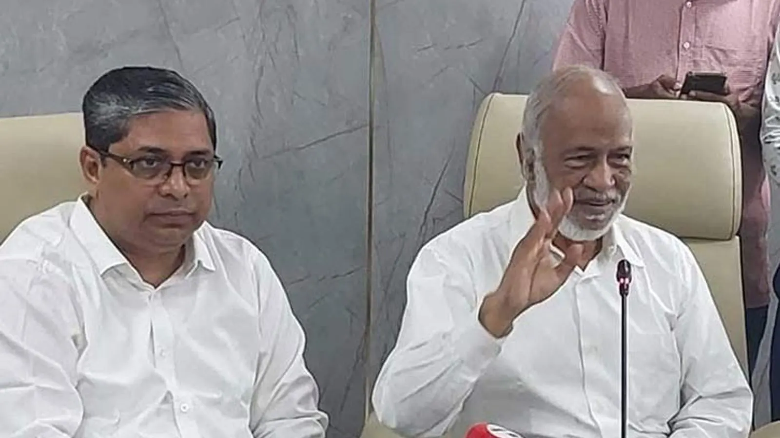 মন্ত্রণালয়ে মঈন খানের প্রথম কর্মদিবস, মতবিনিময়
