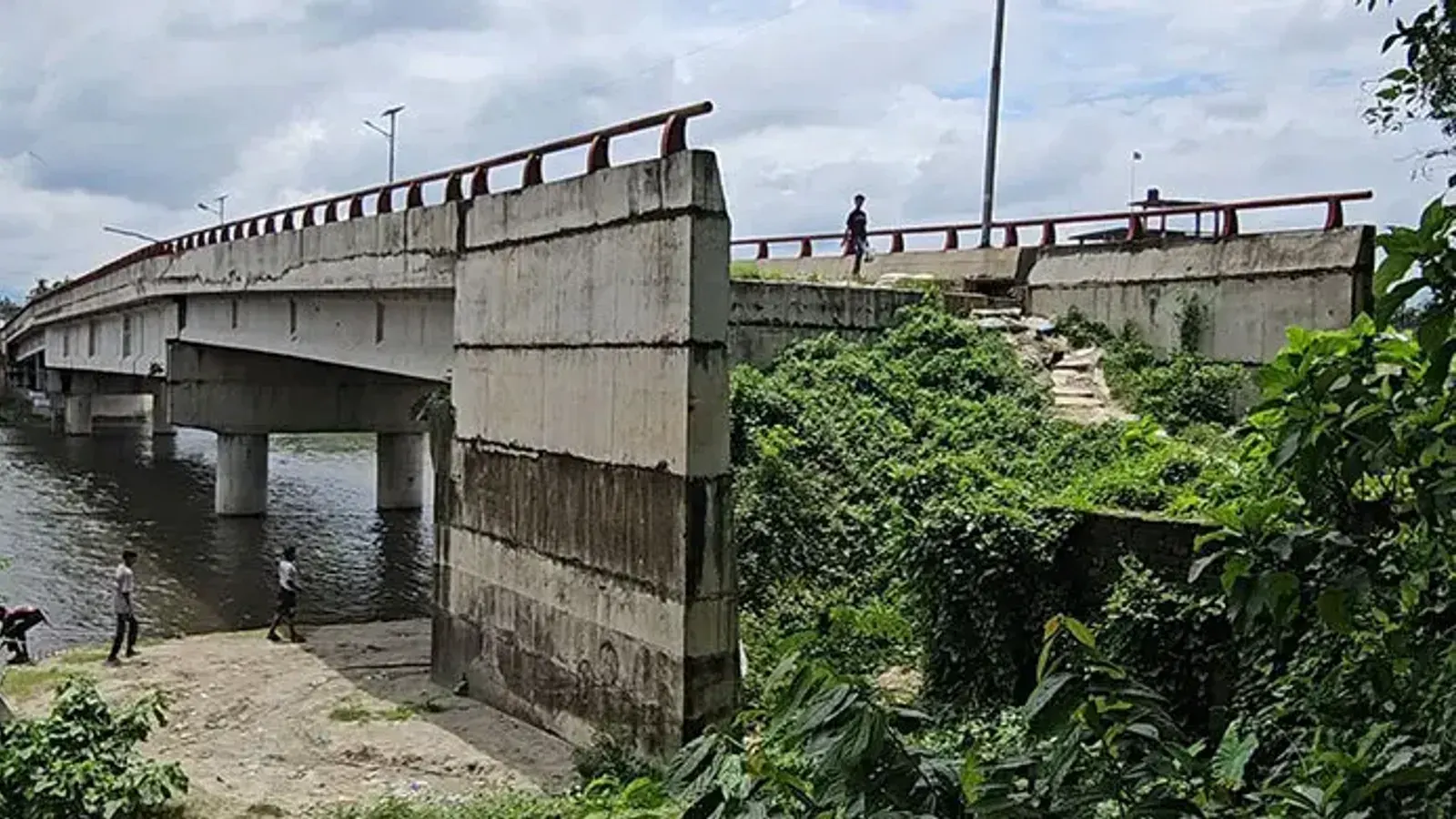 ১৯ কোটি টাকার সেতু অব্যবহৃত, ওপরে বসে সাপ্তাহিক হাট