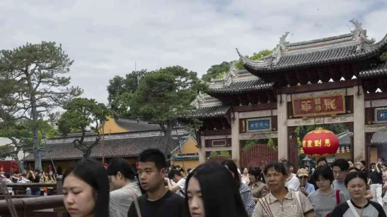 Chinese Youth Flock to Ancient Shanghai Temples Amid Economic Pressure
