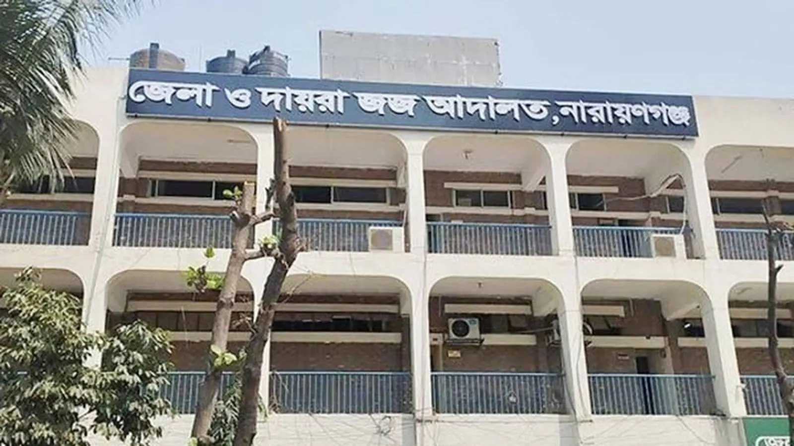 নারায়ণগঞ্জে আদালতে হত্যা মামলার আসামিকে মারধর ও হেনস্তা