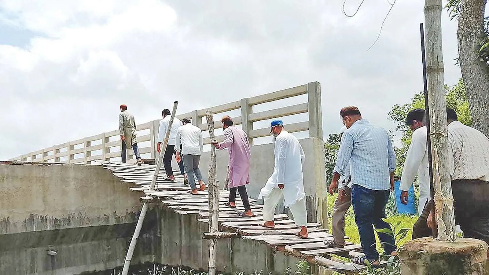 Chandpur Bridge Left Without Access Roads, Stranding 25,000 People