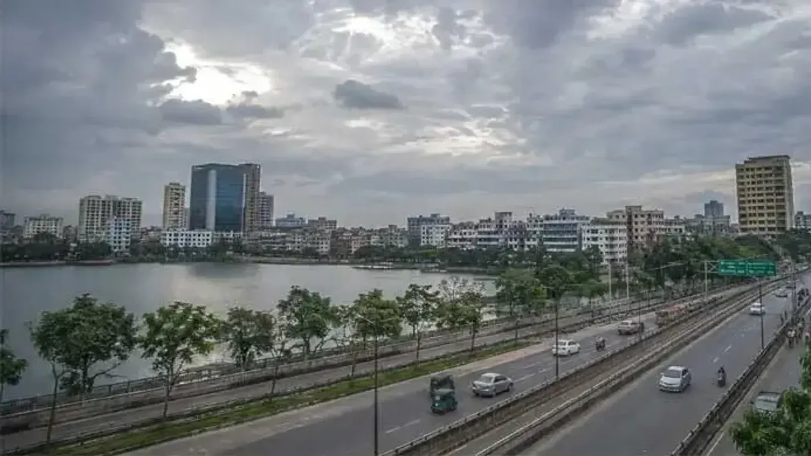 ঢাকায় মেঘলা আকাশ ও দুপুরের মধ্যে বজ্রসহ বৃষ্টির পূর্বাভাস