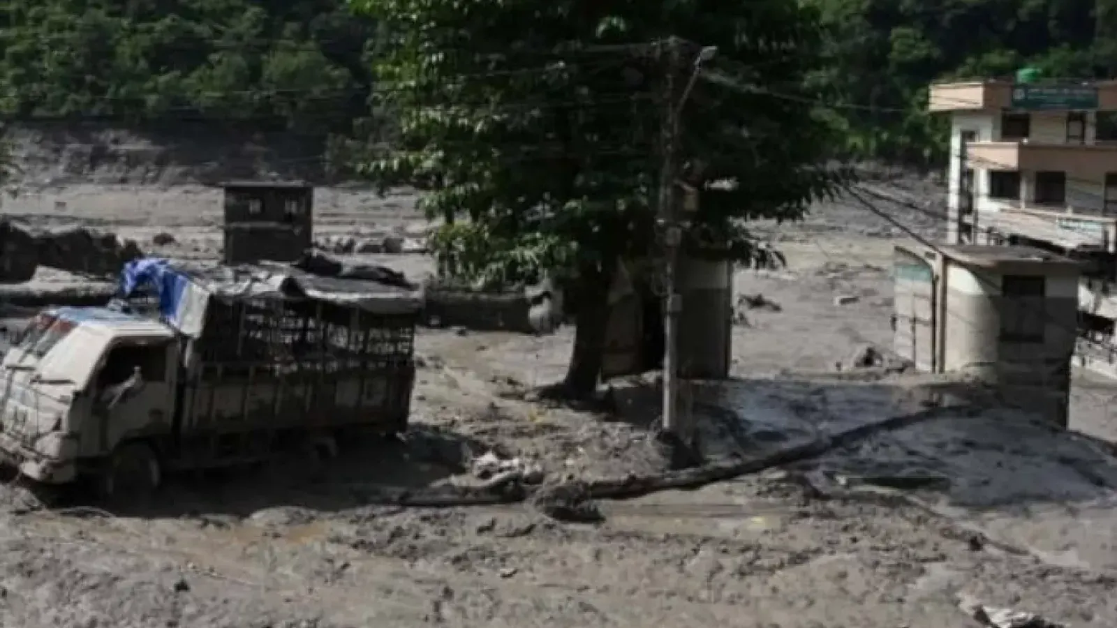 Flash Floods in Nepal Leave 16 Dead and 500 Missing After Tibet Quake