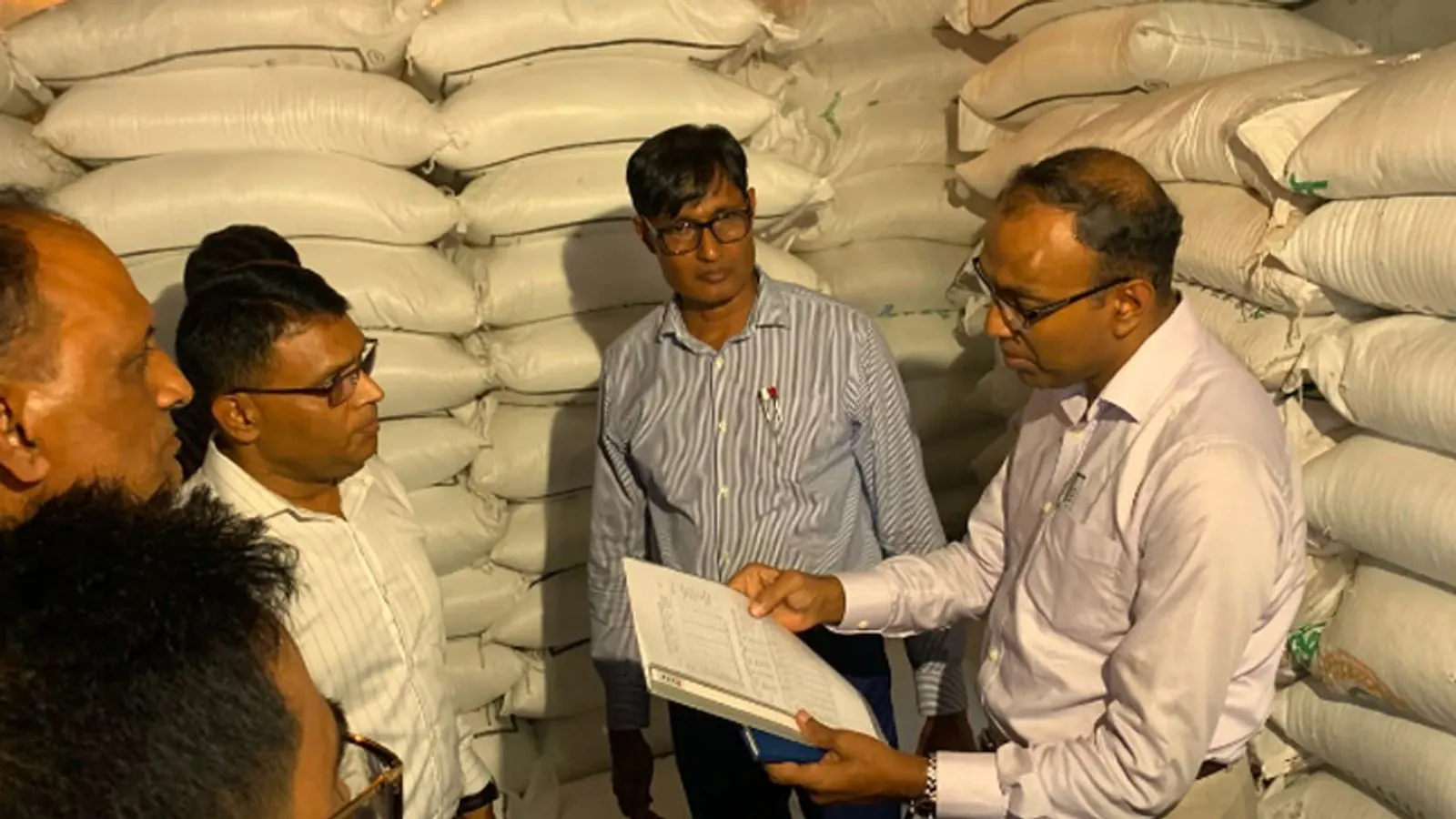 রাজশাহীতে পর্যাপ্ত ইউরিয়া সার মজুত, কৃত্রিম সংকটের হুঁশিয়ারি