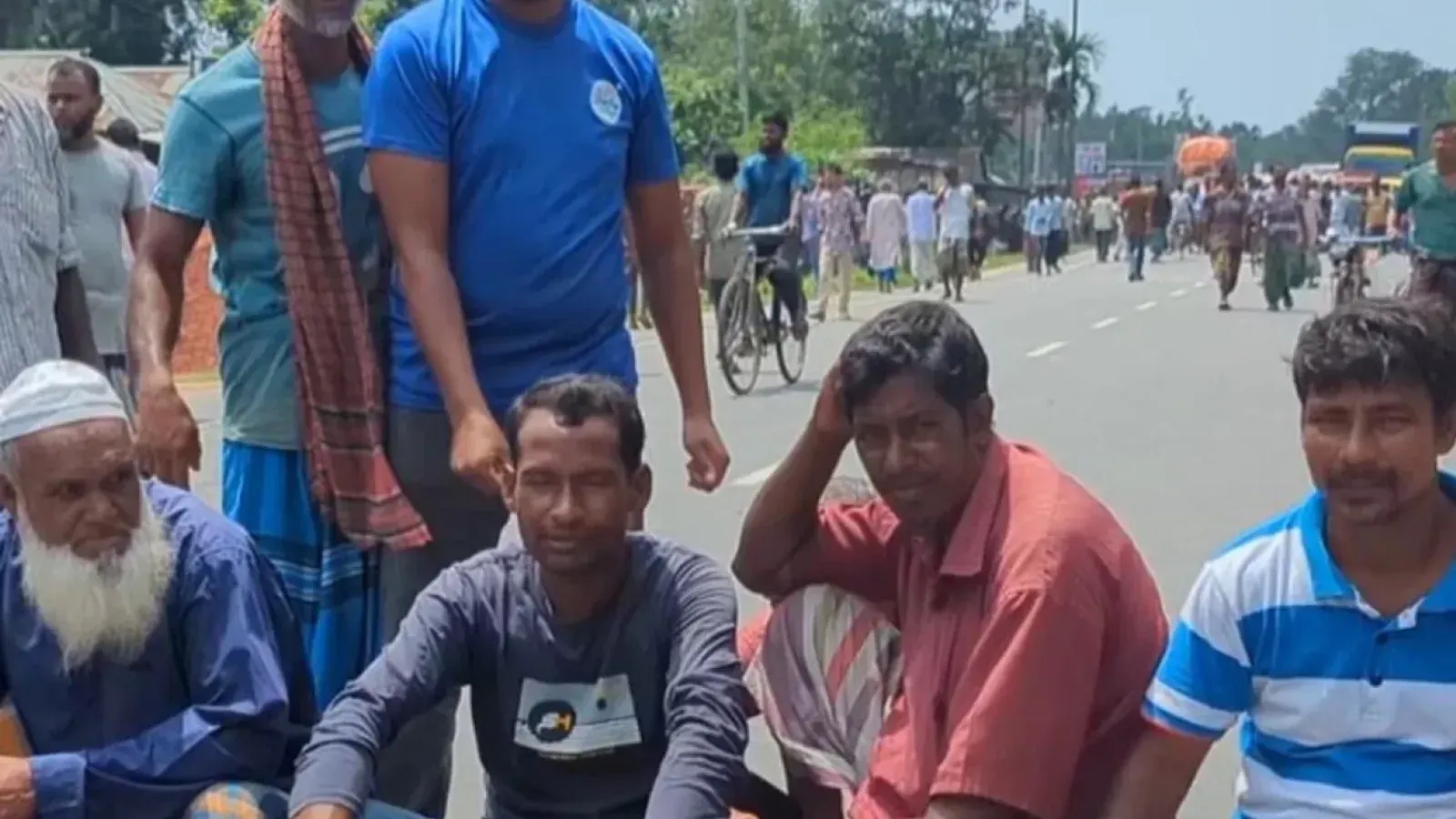 রংপুরে আলুর সংরক্ষণ ভাড়া ৫ টাকা করার দাবিতে মহাসড়ক অবরোধ