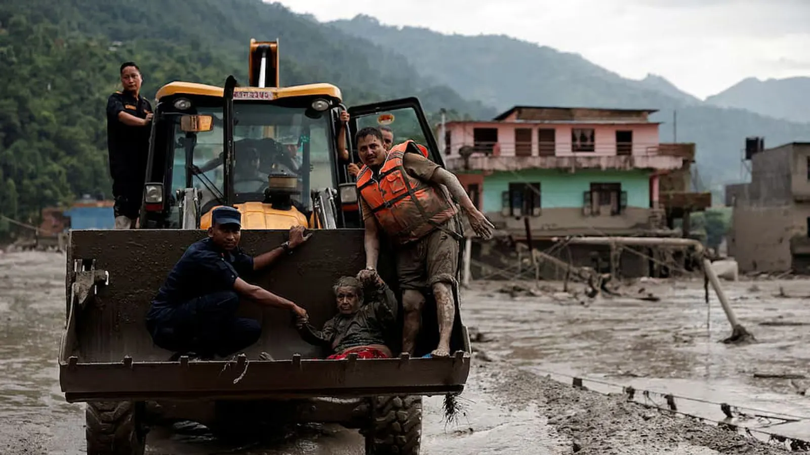 Nepal-Tibet Flood Rescue Paused Over Barrier Lake Threat