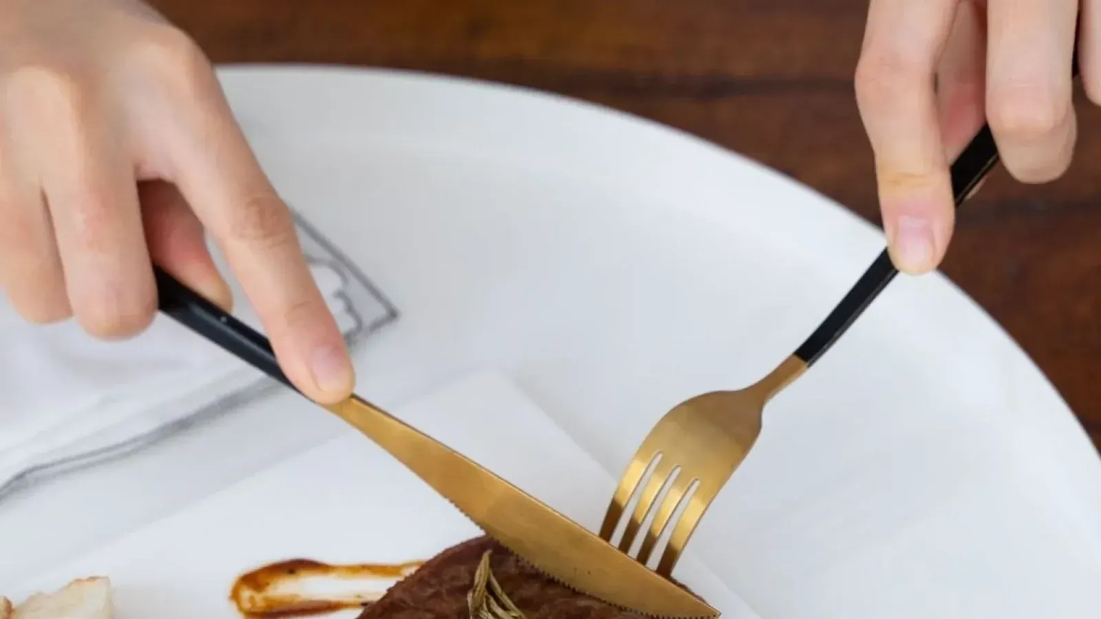 Mastering Table Etiquette: A Guide to Steak Cutting and Cutlery Styles