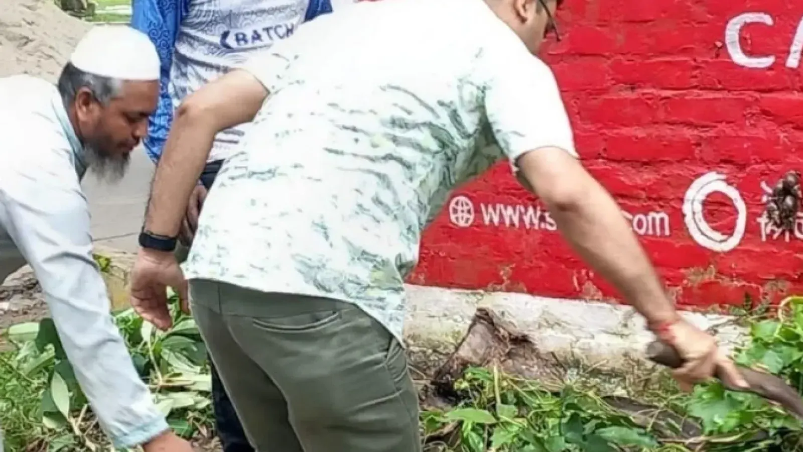 বাকেরগঞ্জে ইউএনও মিল্টন চন্দ্র পালের নেতৃত্বে পরিচ্ছন্নতা অভিযান