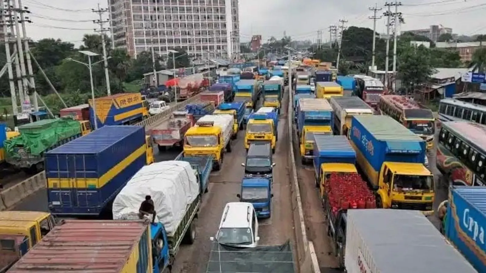 Patient Dies in Ambulance Amid Severe Dhaka-Chattogram Highway Jam