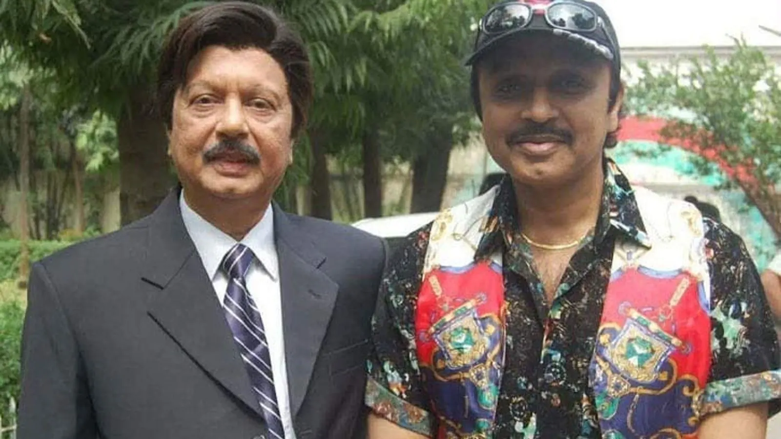 চলচ্চিত্র অভিনেতা সোহেল রানাকে দামি ঘড়ি উপহার দিলেন রুবেল