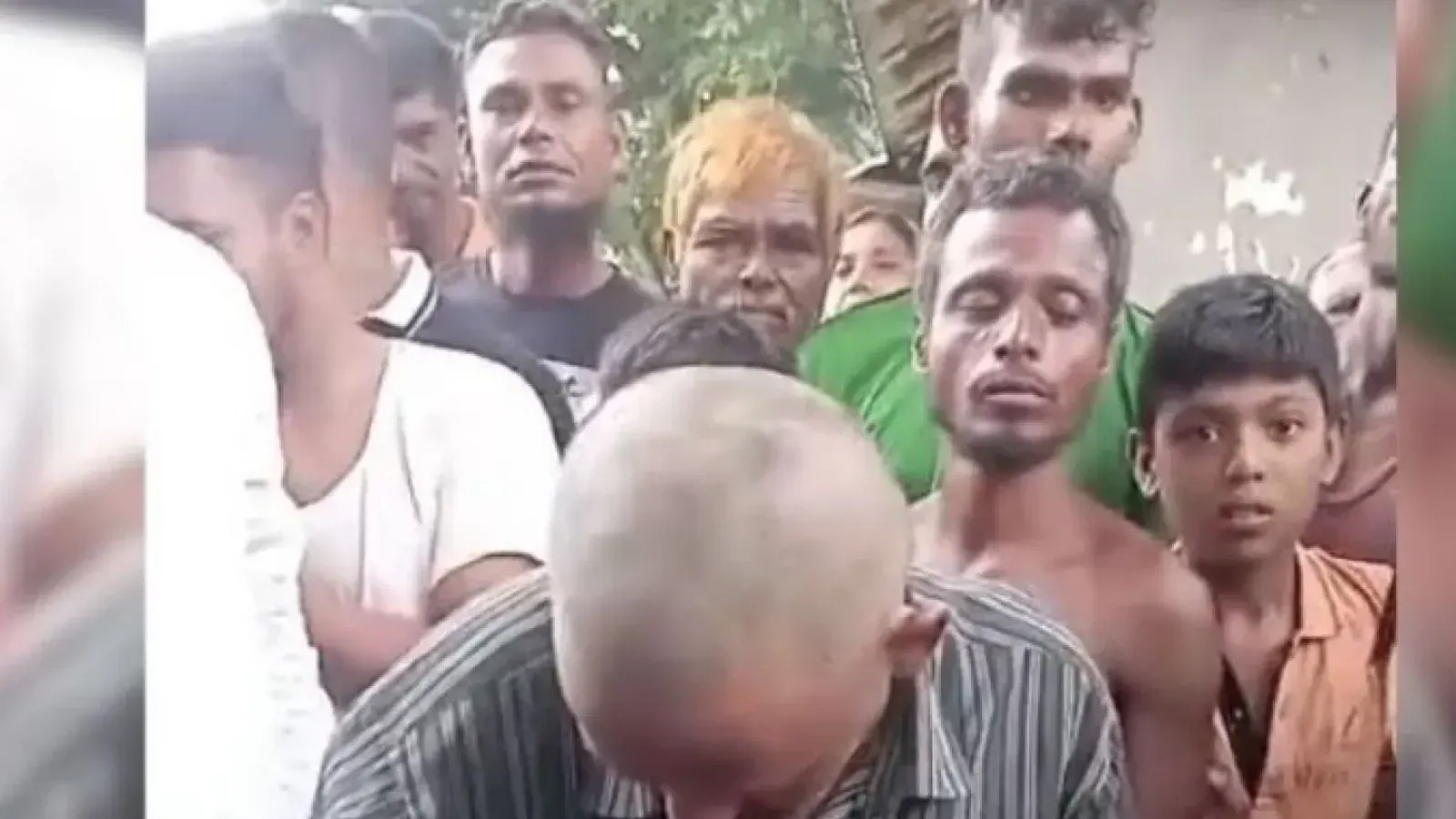 বগুড়ায় চুরির অভিযোগে আটক মুকুল হোসেনের মাথা ন্যাড়া