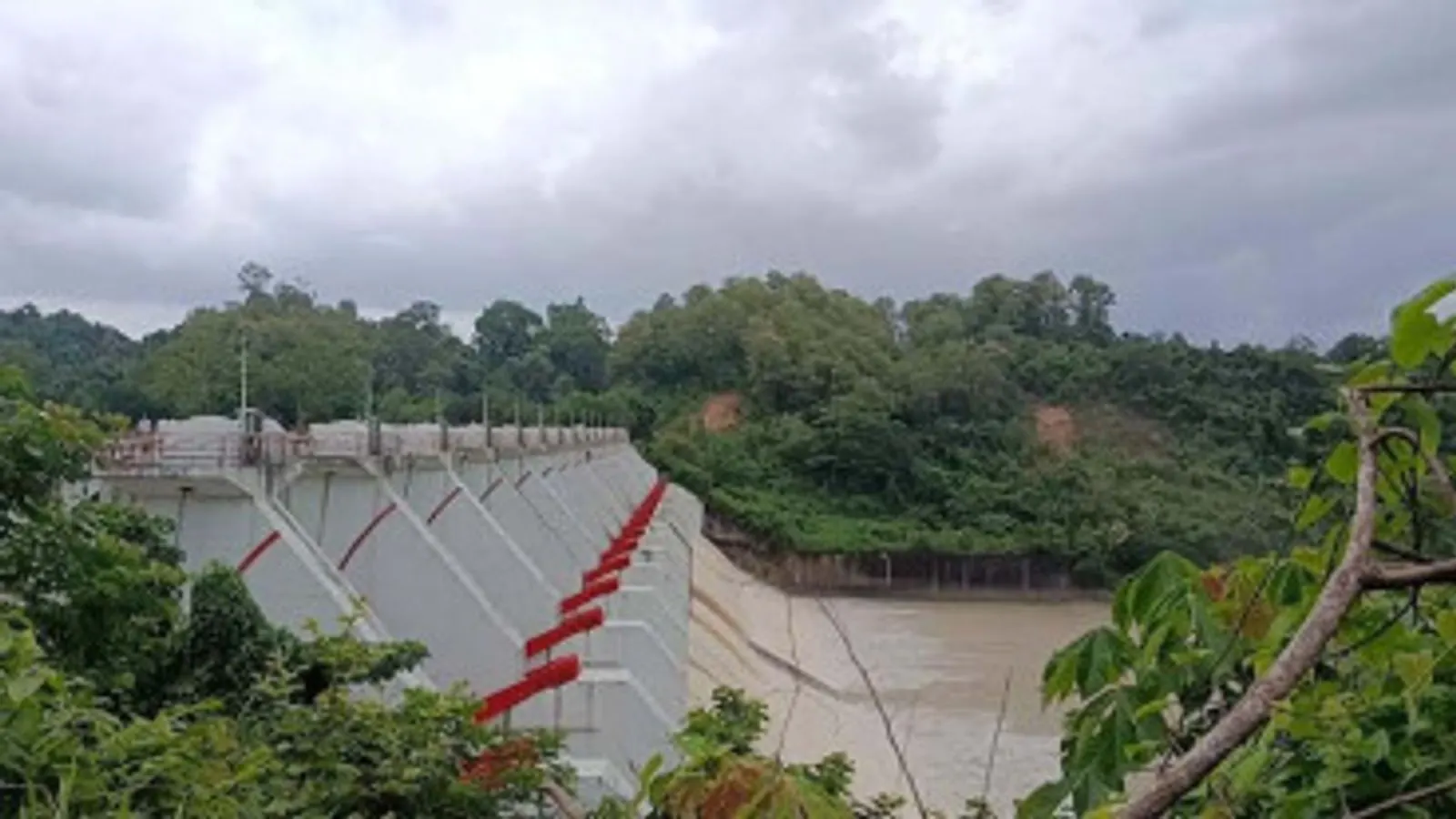 Karnafuli Hydroelectric Plant Opens Spillway Gates as Kaptai Lake Water Rises