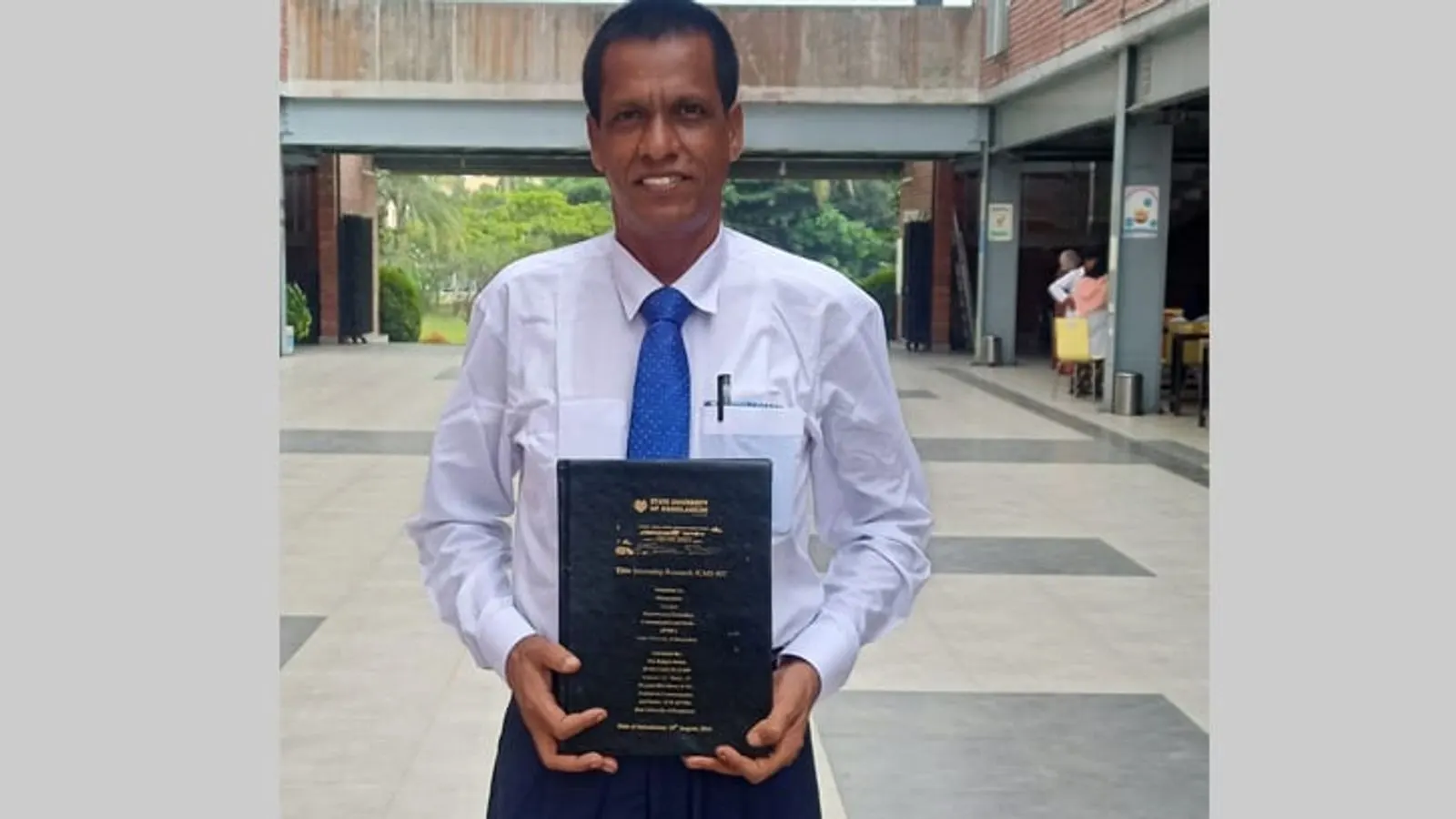 Bangladeshi Man Completes University Journalism Degree at Age 59