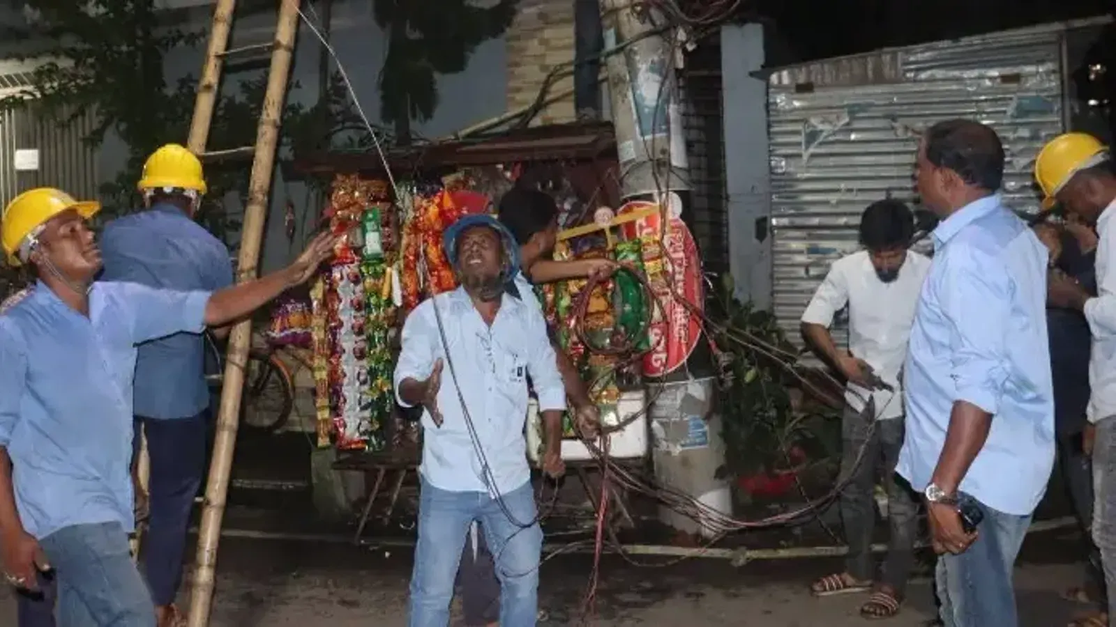 মিরপুরের বস্তিতে অবৈধ বিদ্যুৎ ও রিকশা চার্জিংয়ের বিরুদ্ধে অভিযান