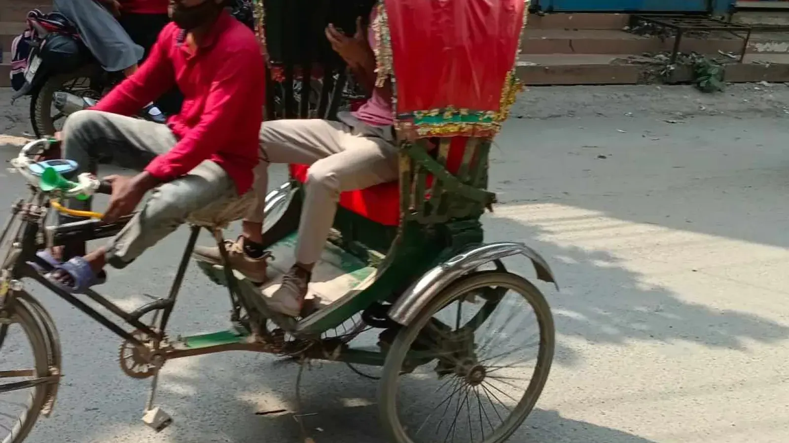 Bangladesh Discusses Solar Charging Stations for Battery Autorickshaws