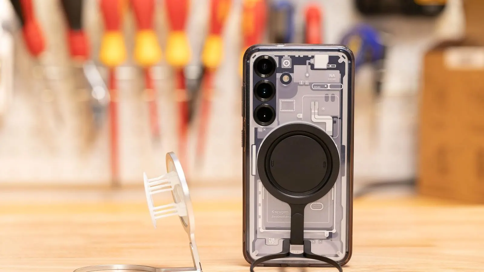The Verge Publishes Review of OhSnap Snap Grip Stand
