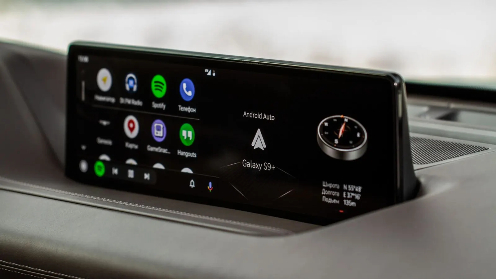 Android Auto vs Apple CarPlay: Features and Customization