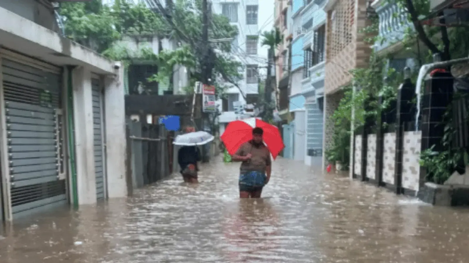 ভারী বর্ষণ ও জোয়ারের পনিতে চট্টগ্রাম নগরজুড়ে তীব্র জলাবদ্ধতা