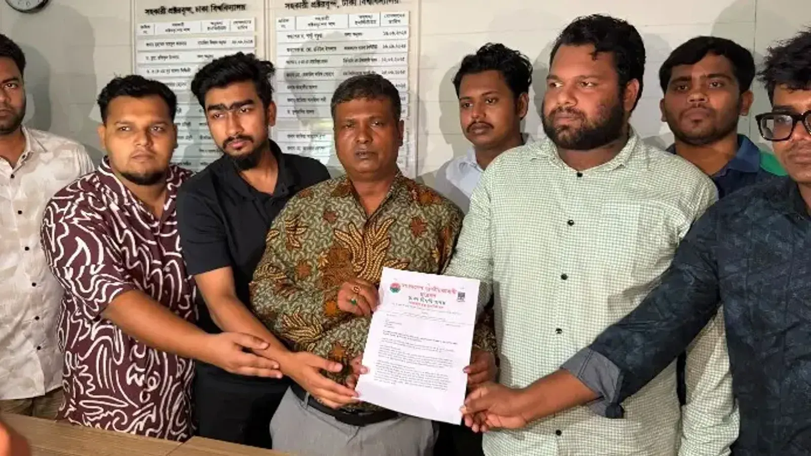 ঢাবিতে ছাত্রদলের স্মারকলিপি প্রদান ও তদন্ত কমিটি গঠন