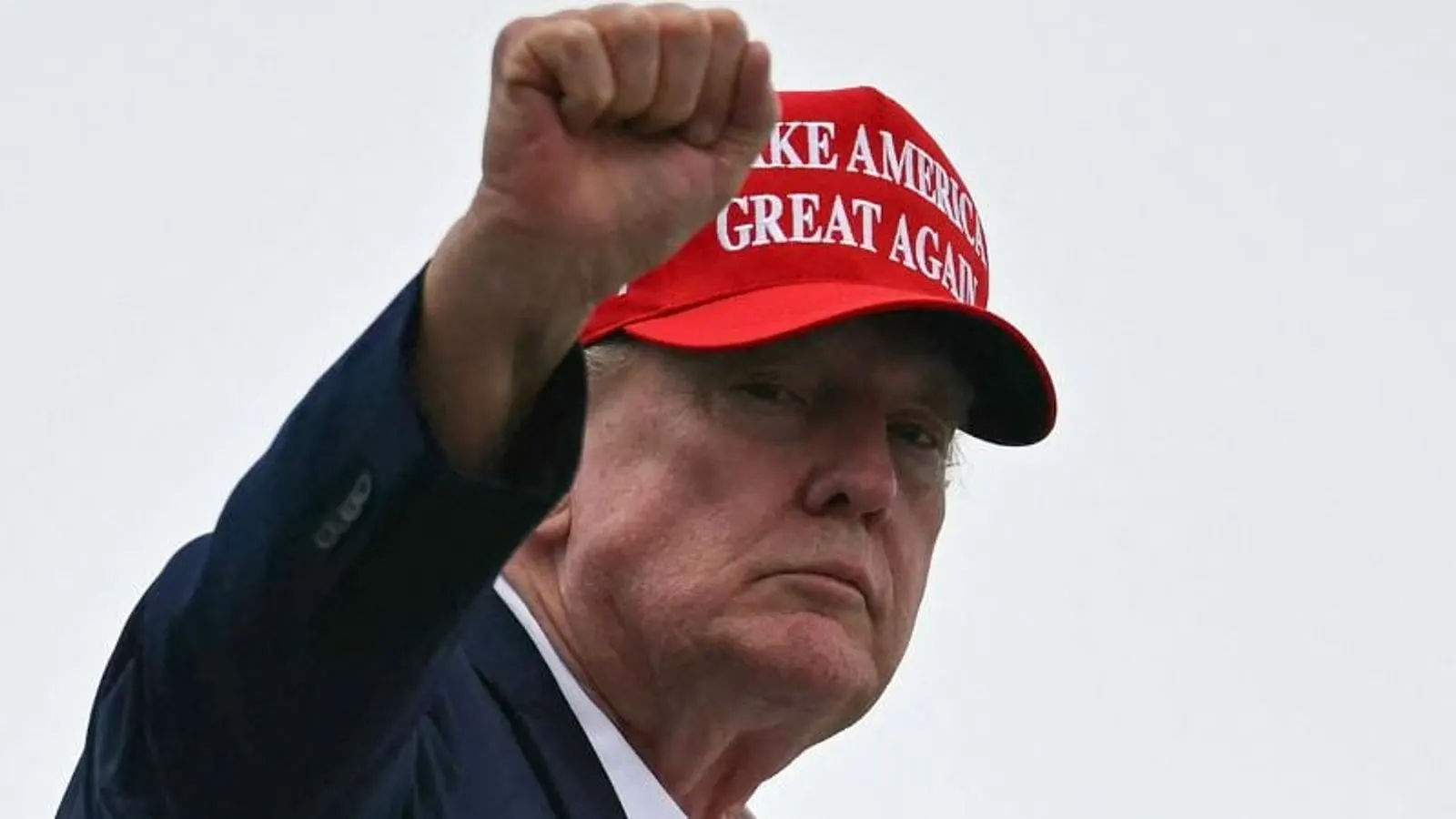 Trump Tells Iran to Surrender and Threatens Oman Over Strait of Hormuz