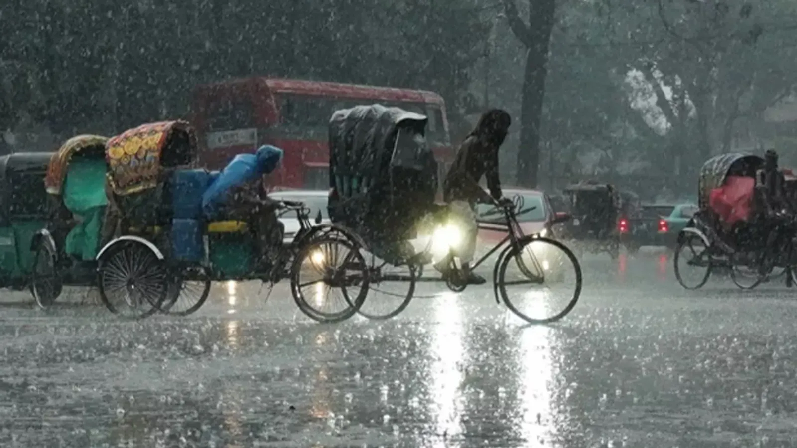 মৌসুমি নিম্নচাপের প্রভাবে দেশজুড়ে বৃষ্টি, ১৪ জেলায় ঝড়ের আভাস