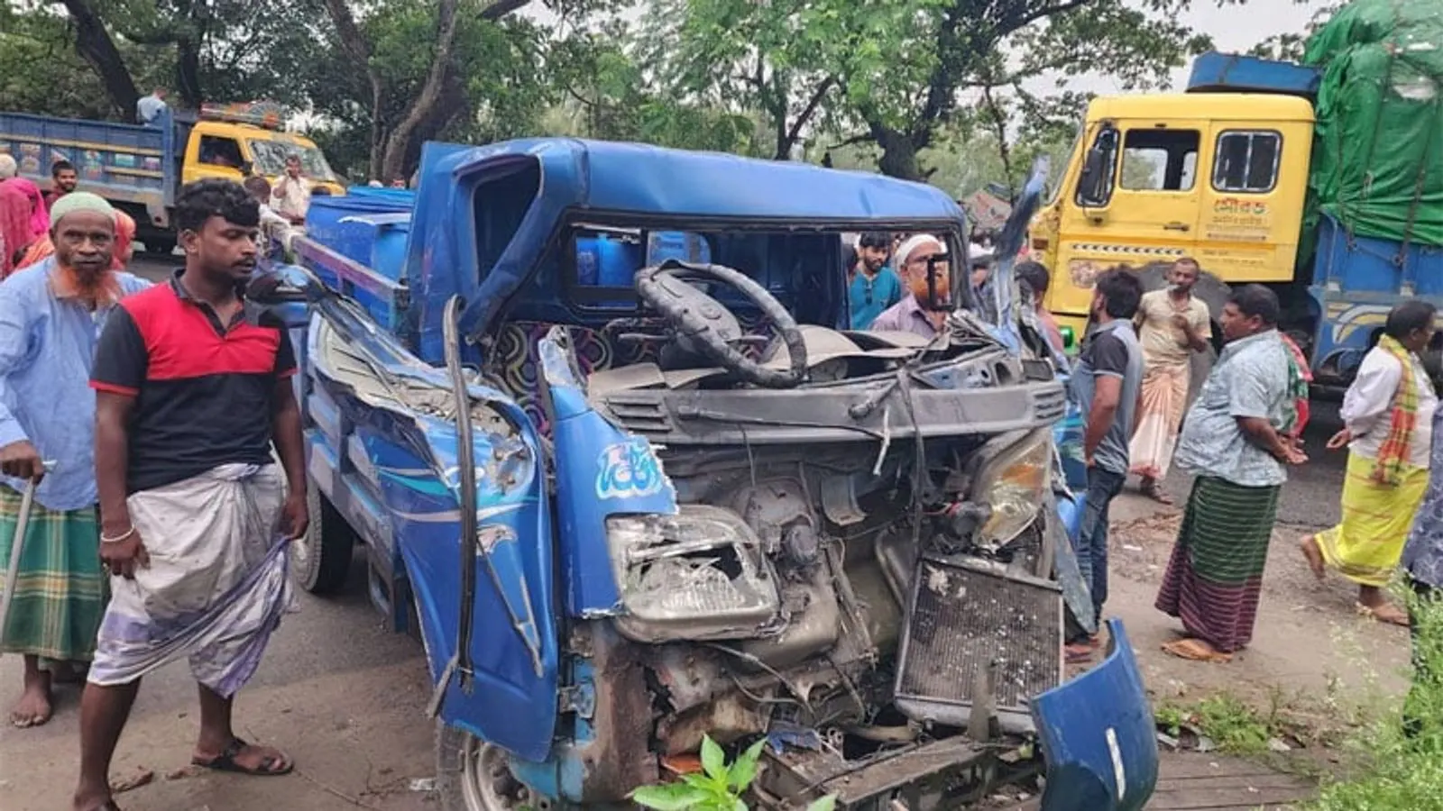 উল্লাপাড়ায় ট্রাক-পিকআপ সংঘর্ষে ব্যবসায়ী নিহত, সড়ক অবরোধ