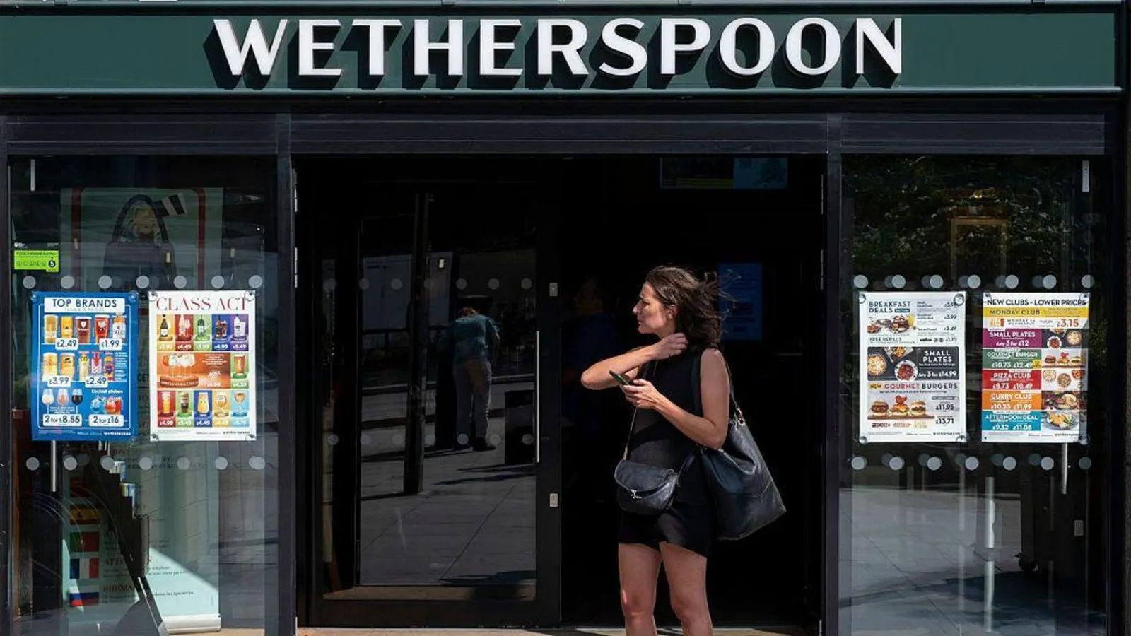 Wetherspoons Bans Loud Music and Speakerphone Calls in UK Pubs
