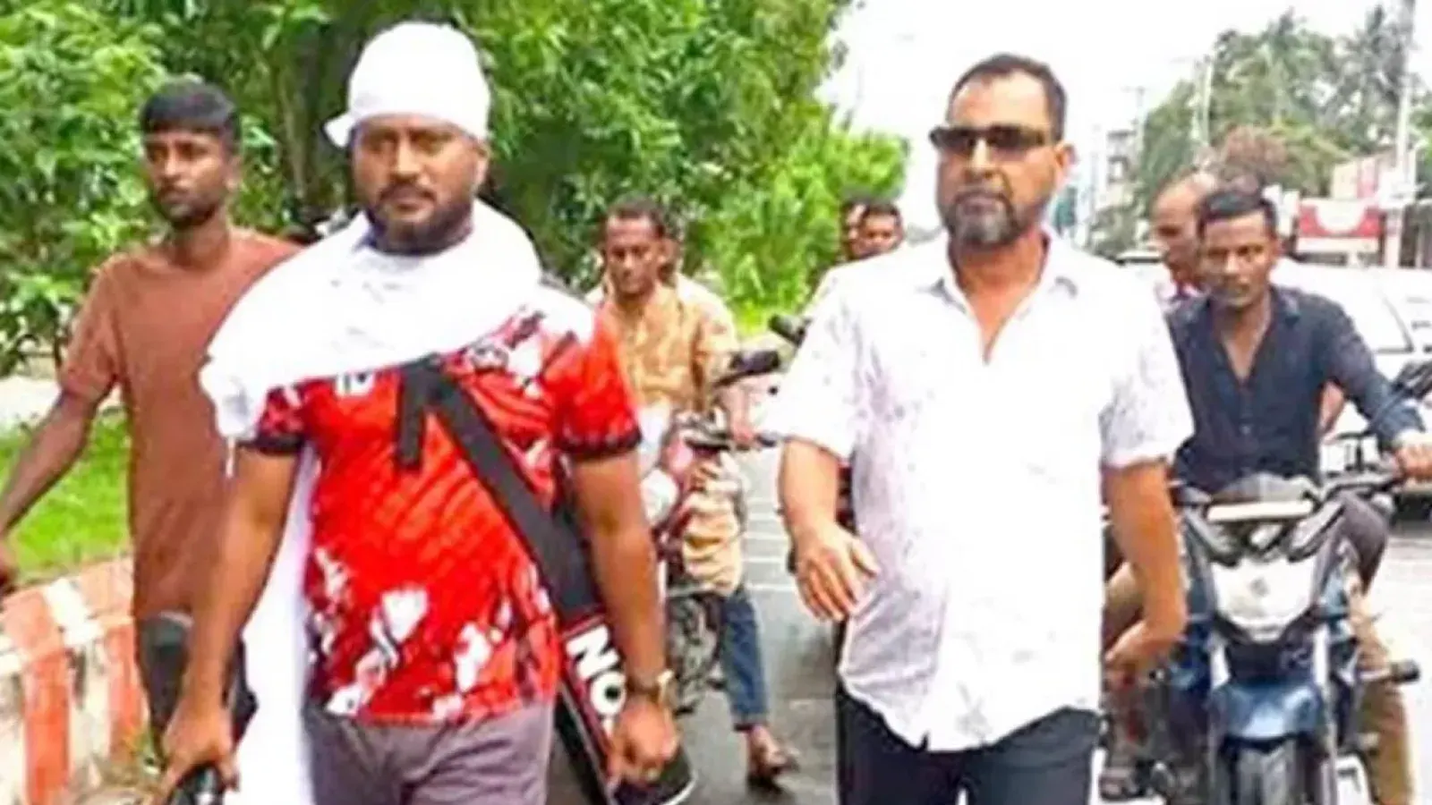 পাবনার ঈশ্বরদীতে কাফন পরে ও অস্ত্র নিয়ে যুবায়েরের মহড়া