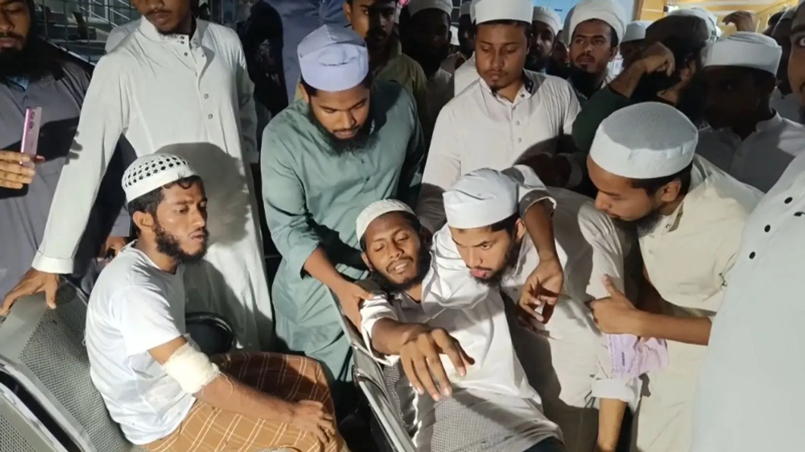 ব্রাহ্মণবাড়িয়ায় পুলিশ ও মাদরাসা শিক্ষার্থীদের সংঘর্ষে ৩০ জন আহত