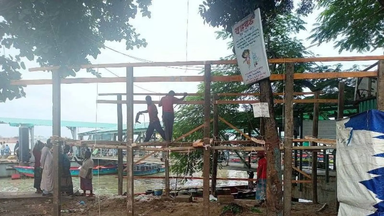 মুন্সীগঞ্জে ধলেশ্বরীর তীরে সরকারি জায়গা দখল করে স্থাপনা নির্মাণ