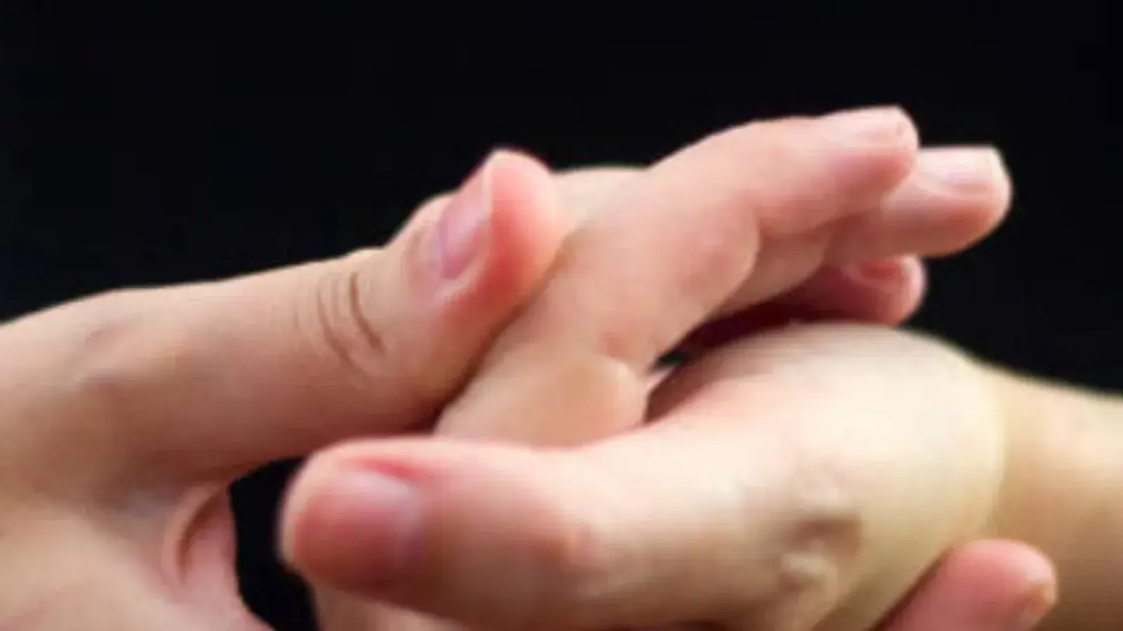 Scientific Study Investigates the Common Habit of Cracking Finger Joints