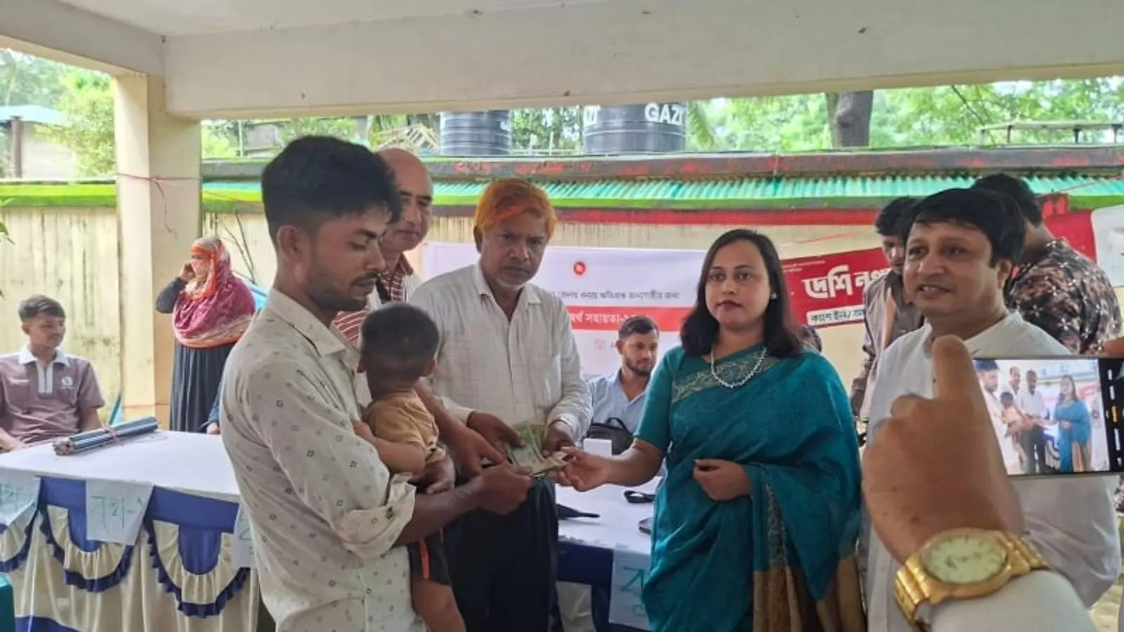 উখিয়ায় বন্যায় ক্ষতিগ্রস্ত ৬০০ পরিবার পেল ৪৮ লাখ টাকা সহায়তা