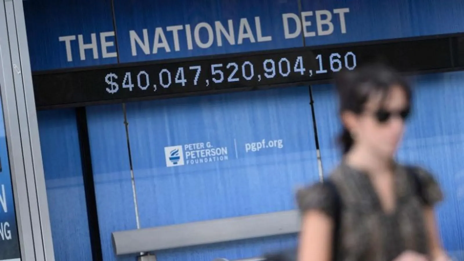US Total National Debt Surpasses $40 Trillion Milestone for First Time