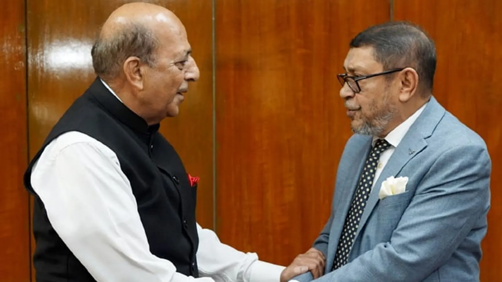 সচিবালয়ে স্বাস্থ্যমন্ত্রীর সঙ্গে ভারতীয় হাইকমিশনারের সাক্ষাৎ