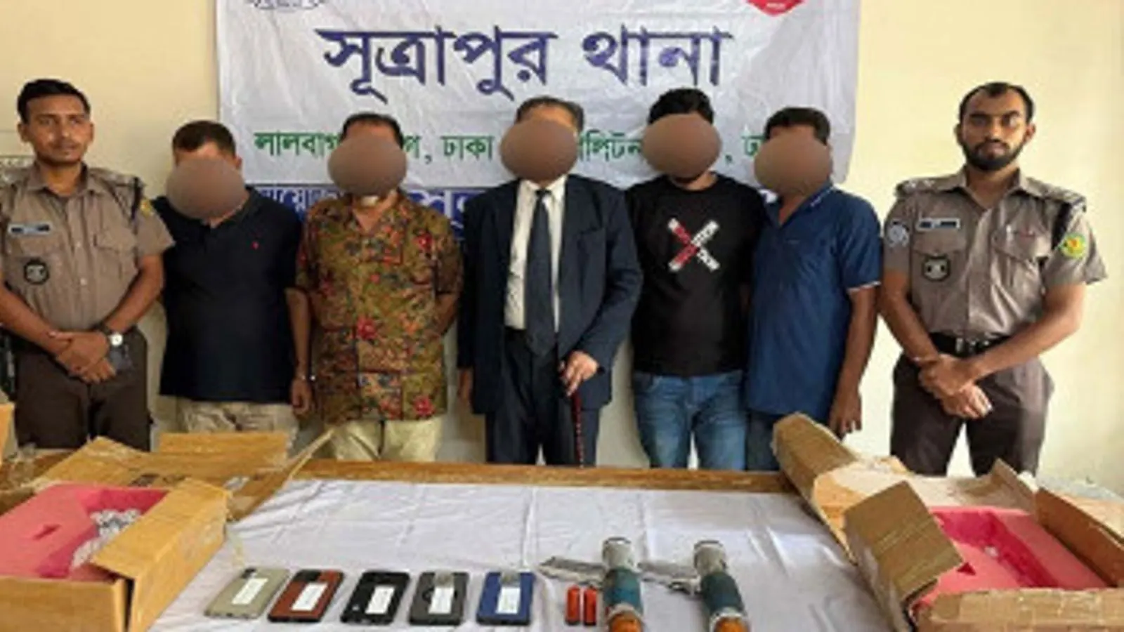 রাজধানীতে দোকানে অস্ত্র রেখে ব্যবসায়ীকে ফাঁসানোর পরিকল্পনা পণ্ড
