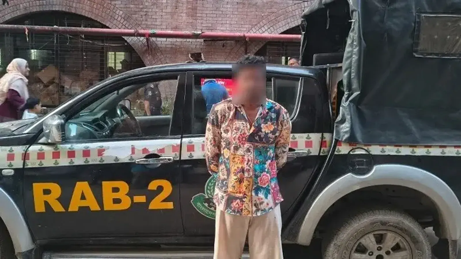 মোহাম্মদপুরে শীর্ষ সন্ত্রাসী চুয়া সেলিম, জয় ও বোমা রতন গ্রেফতার