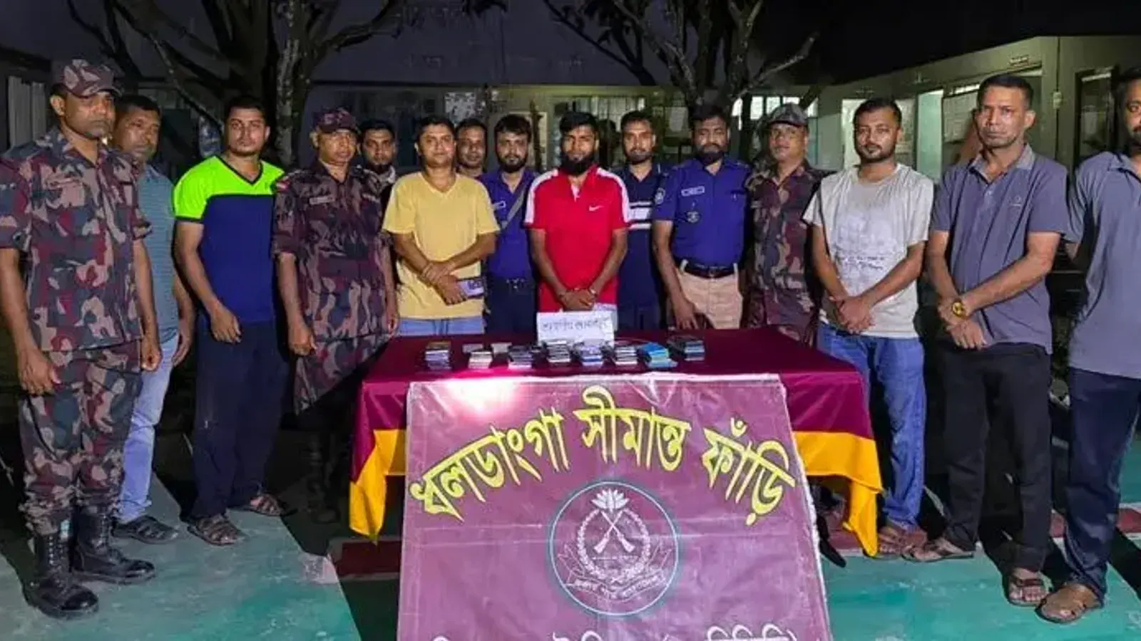 কুড়িগ্রামে মুরগির খোয়ার থেকে আইফোনসহ ৫৫ ভারতীয় মোবাইল উদ্ধার