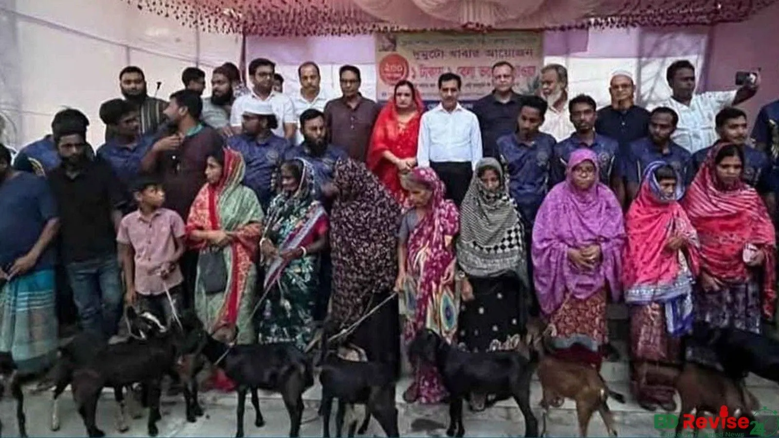 নওগাঁয় ১০ টাকায় ছাগল ও ১ টাকায় খাবার বিতরণ করল ফ্রেন্ডস প্যানেল