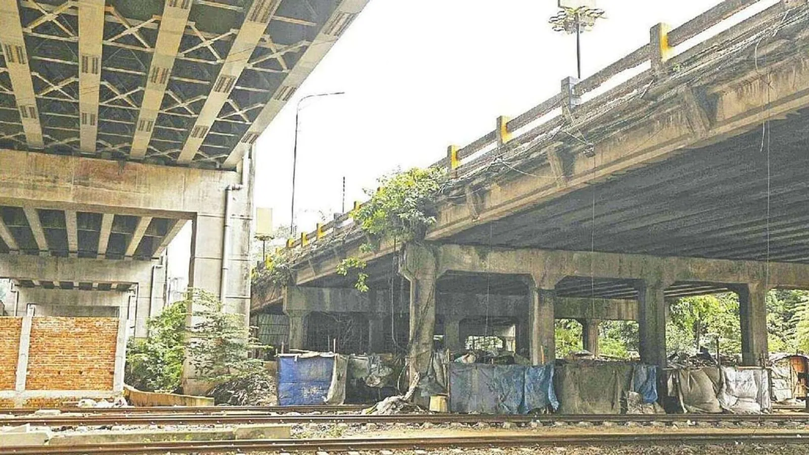Chittagong's Aging Dewanhat Bridge Faces Rebuild Challenges Amid New Elevated Infrastructure