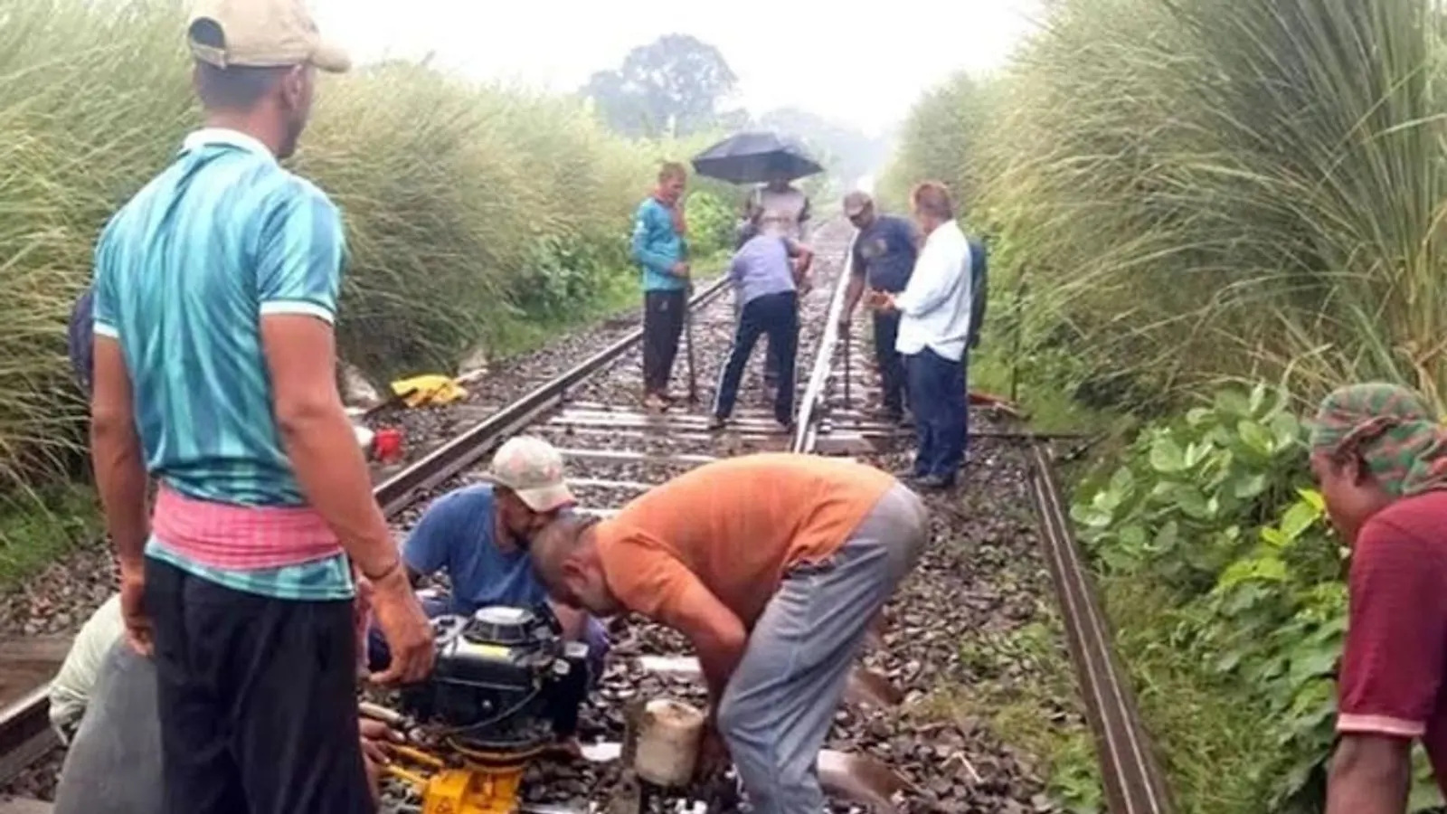 রাজশাহীতে রেললাইন ভেঙে ট্রেন লাইনচ্যুত, চলাচল ব্যাহত