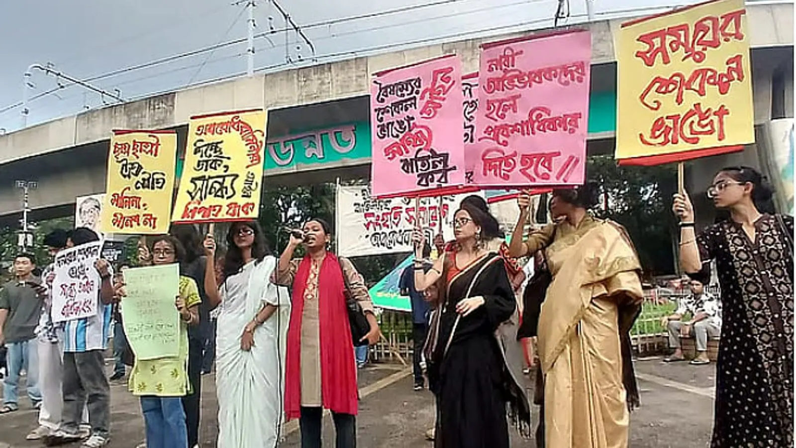 ঢাবিতে ছাত্রী হলের বৈষম্যমূলক সান্ধ্য আইন বাতিলের দাবি