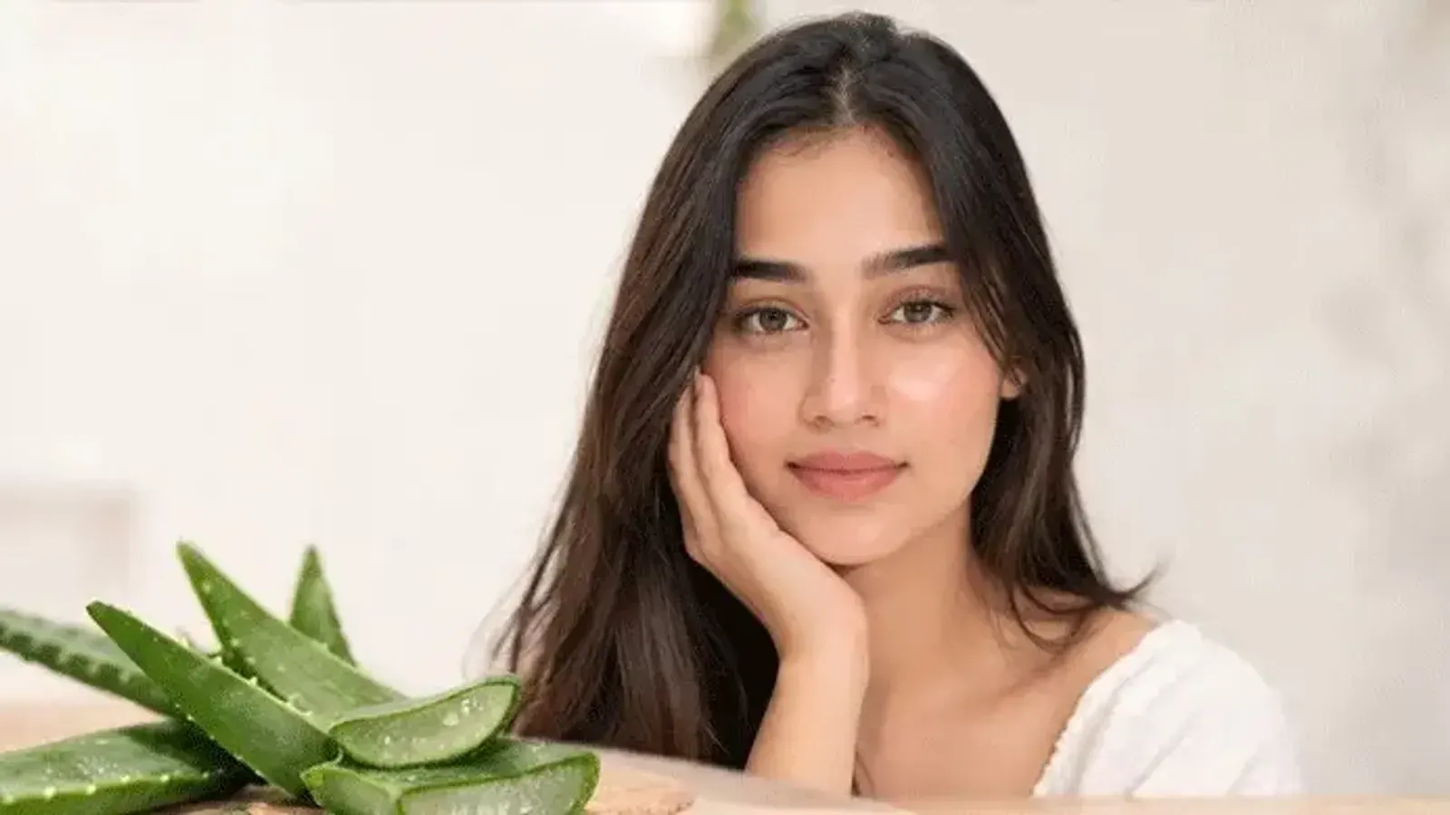 How to Make a DIY Hydrating Night Gel Using Rice, Cloves, and Aloe Vera