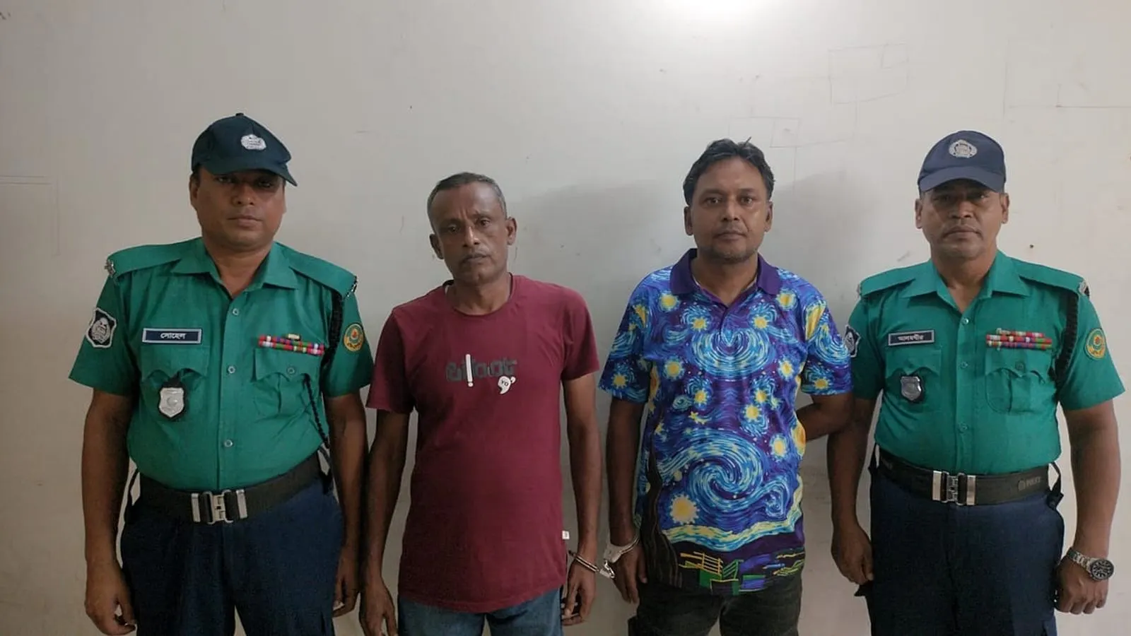 চট্টগ্রামে পুলিশ ও সাংবাদিক পরিচয়ে চাঁদাবাজির অভিযোগে গ্রেপ্তার ২