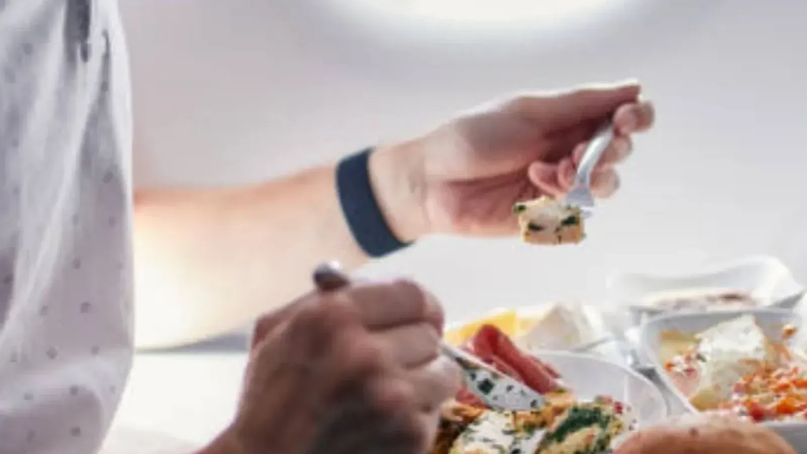 Essential Tips for Eating and Drinking During Long-Haul Flights