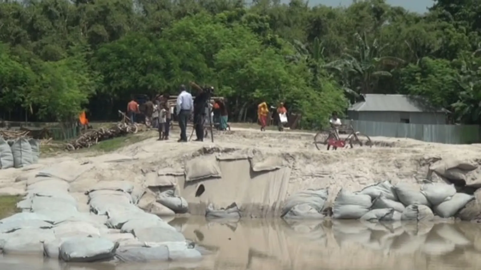 কুড়িগ্রামের রাজারহাটে তিস্তার ভাঙনে ক্রসবাঁধ ধস, ঝুঁকিতে ২০ হাজার মানুষ