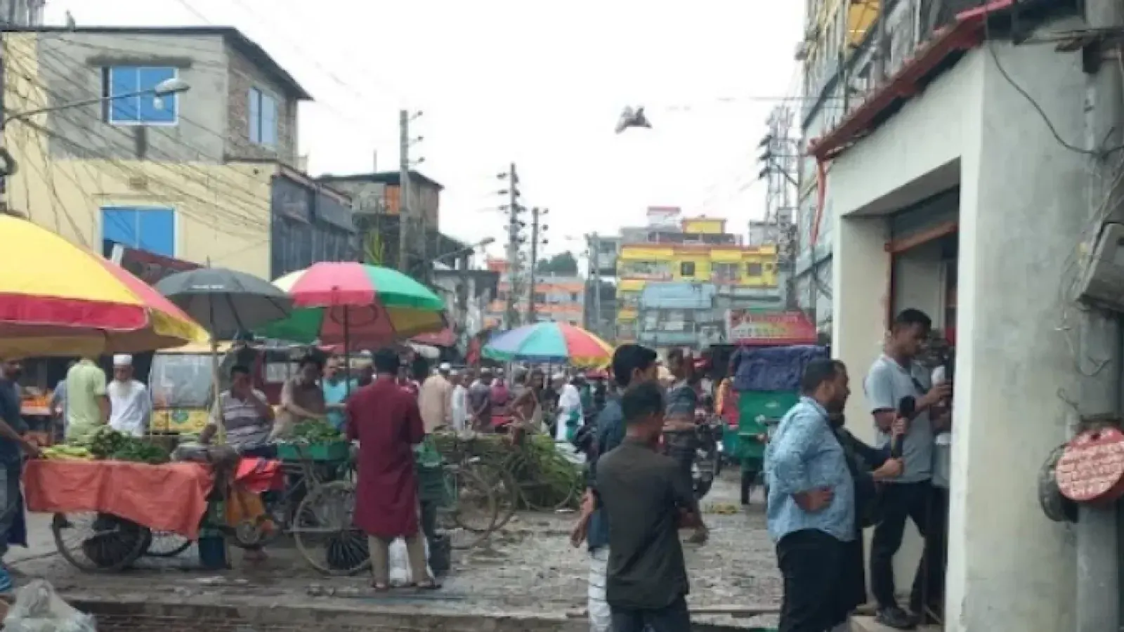 বরিশালের পোর্ট রোডে সড়ক নির্মাণকাজে অনিয়মের অভিযোগ ও ডিসির হস্তক্ষেপ
