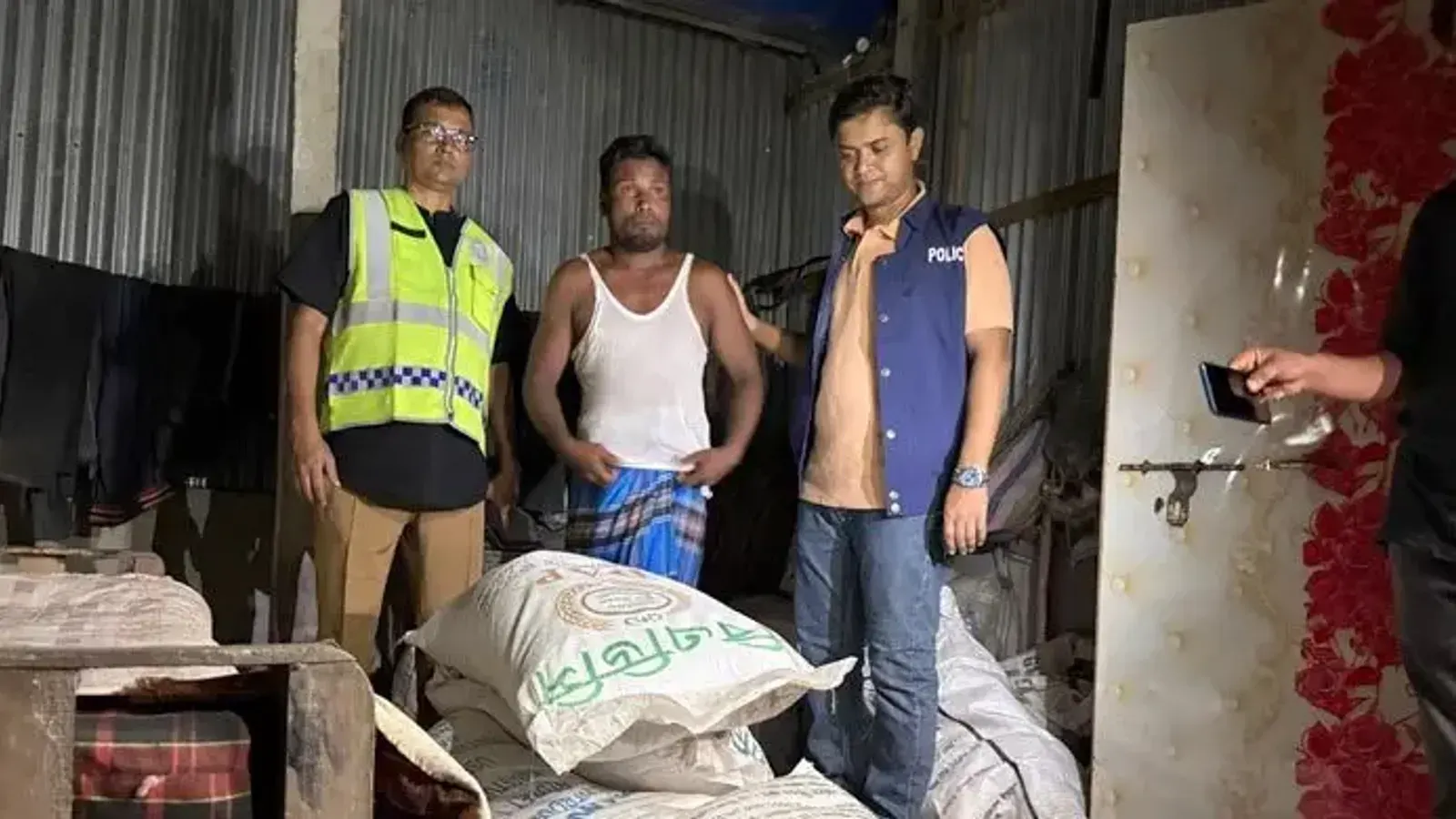 কুড়িগ্রামে ২ হাজার ১৫০ কেজি অবৈধ সার উদ্ধার, ১ লাখ টাকা জরিমানা