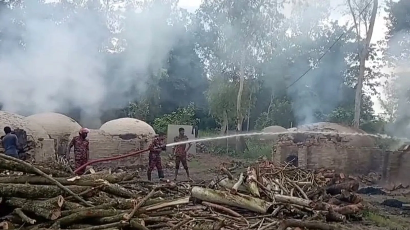 সাঘাটায় অবৈধ কয়লার ৩০ চুল্লি ধ্বংস